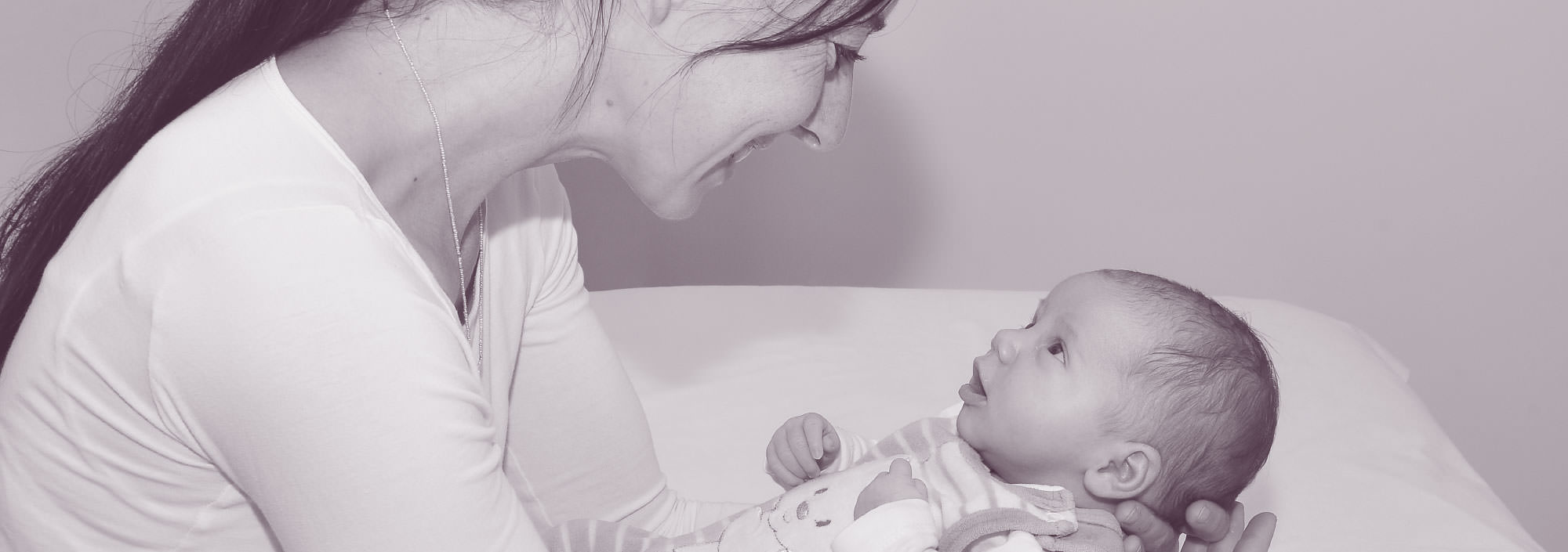 Foto von Angelika Leitner mit einem Baby auf dem Arm