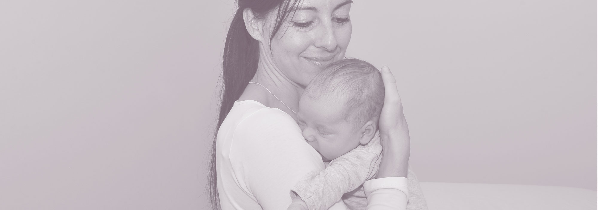 Foto von Angelika Leitner, die ein Baby auf dem Arm h&auml;lt