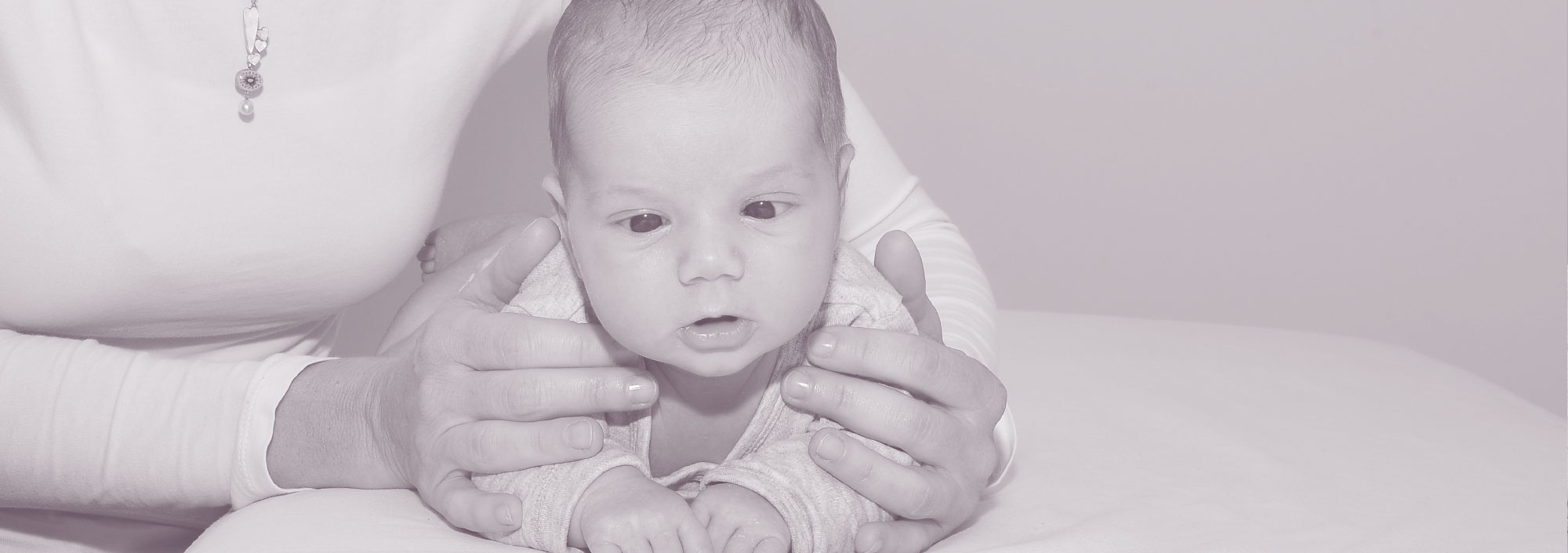 Foto von einem Baby, auf dem Bauch liegt